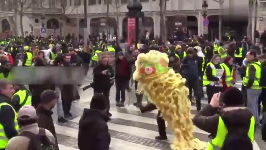 视频-法国“黄背心”示威人群中 突然出现了中国舞