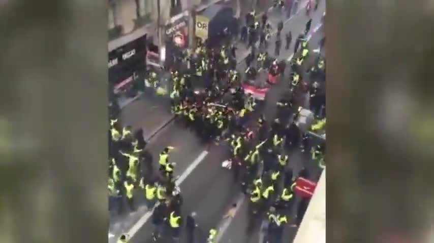 视频-法国示威活动爆发冲突 一群“黄背心”暴打另