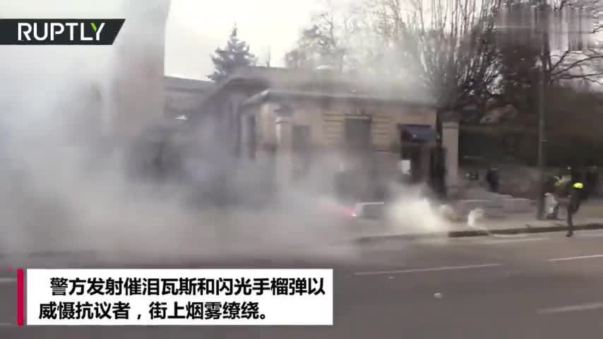视频-“黄背心”抗议者刚拾起警方的手榴弹就爆炸了