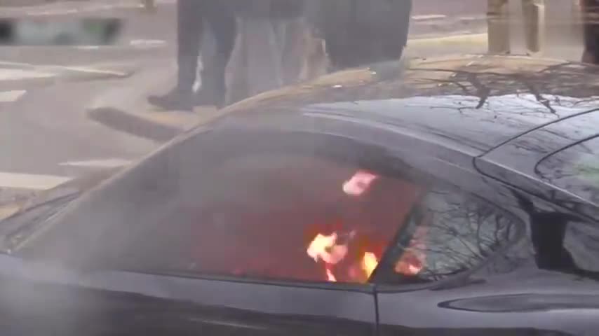 视频-法国黄背心示威者砸烂并点燃跑车