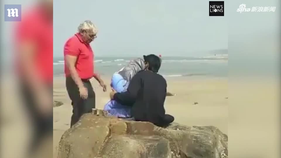 视频-男子搂“女友”沙滩上看海 老头“搅局”浪漫