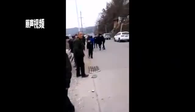 视频|陕西宁强公交车坠江亲历者回忆：车往下掉时被