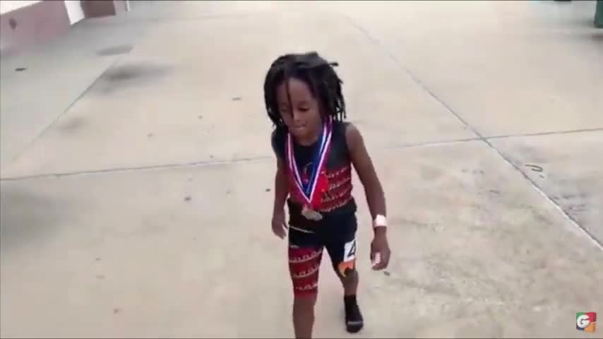 视频-下个博尔特？7岁美国男孩百米跑13秒48 