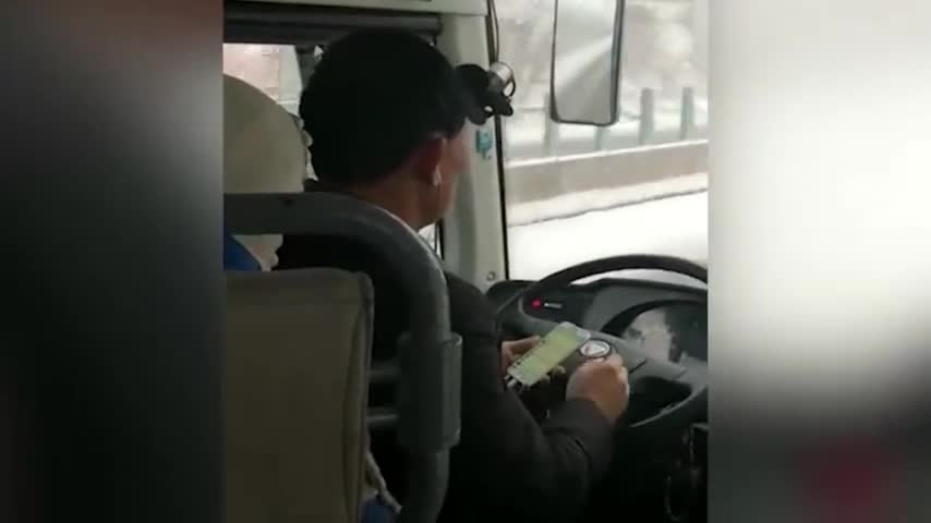 视频-南阳一大巴司机雪天高速路上双手脱把刷微信 