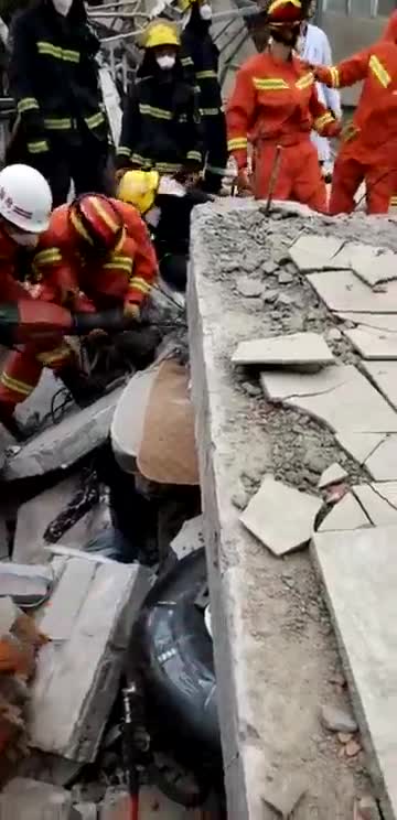 视频-福州民房倒塌多人被困 救援紧张进行