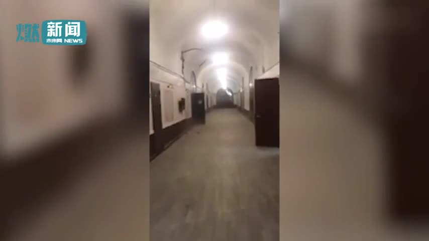 视频-俄罗斯一大学楼层坍塌：屋顶开裂水泥掉落突然