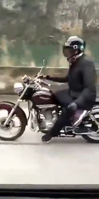 视频-男子跷二郎腿脱把骑摩托 转弯时被甩飞手臂大
