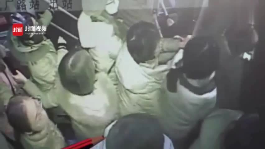 视频|男子坐过站两抢方向盘被乘客控制 警方：已被