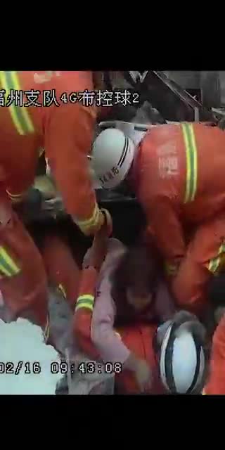 视频：福州楼房倒塌现场 消防员当“人肉担架”营救