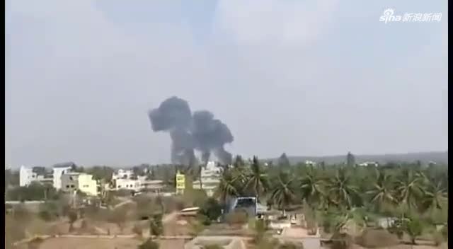 实拍：印空军飞行表演队两架飞机相撞 一起坠落起火