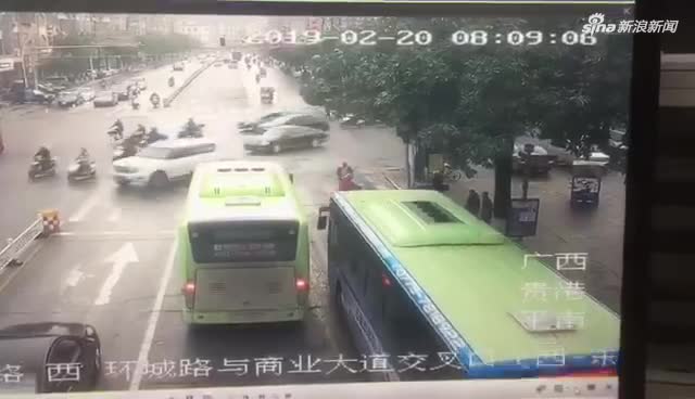 视频：公交车等红灯时突然启动 冲过红绿灯路口撞向