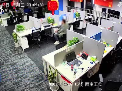 武汉一公司前员工藏厕所10小时 夜深偷公司机密电脑