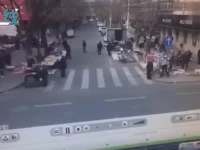 视频-摩托车猛撞出租车 后座女孩被“弹飞”10多米当场死亡
