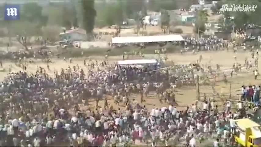 视频-印度村庄斗牛赛时公牛冲入人群 数千人大逃离