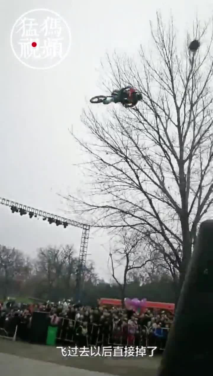 视频：老外在景区表演摩托飞车出意外 人在10米高