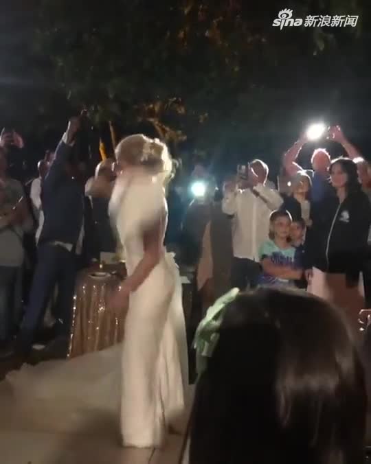 视频：婚礼现场新娘不扔捧花改扔Gucci手袋 引