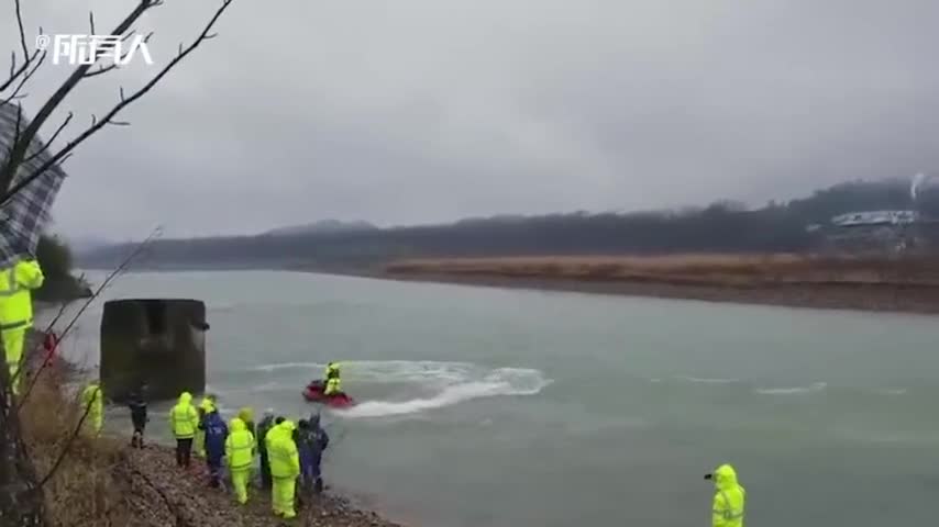 视频：男子开越野车过溪被困 妻女被水流冲走