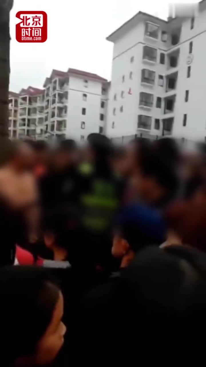 视频|男女赤裸被绑树上引数十人围观 警方：系男方