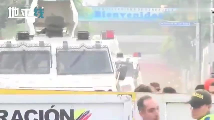 现场视频-委内瑞拉叛逃军车撞向边境人群 抗议者满