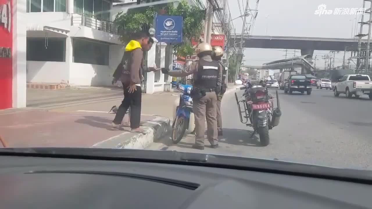 视频-没带钱? 泰国警察改用俯卧撑惩罚俩少年