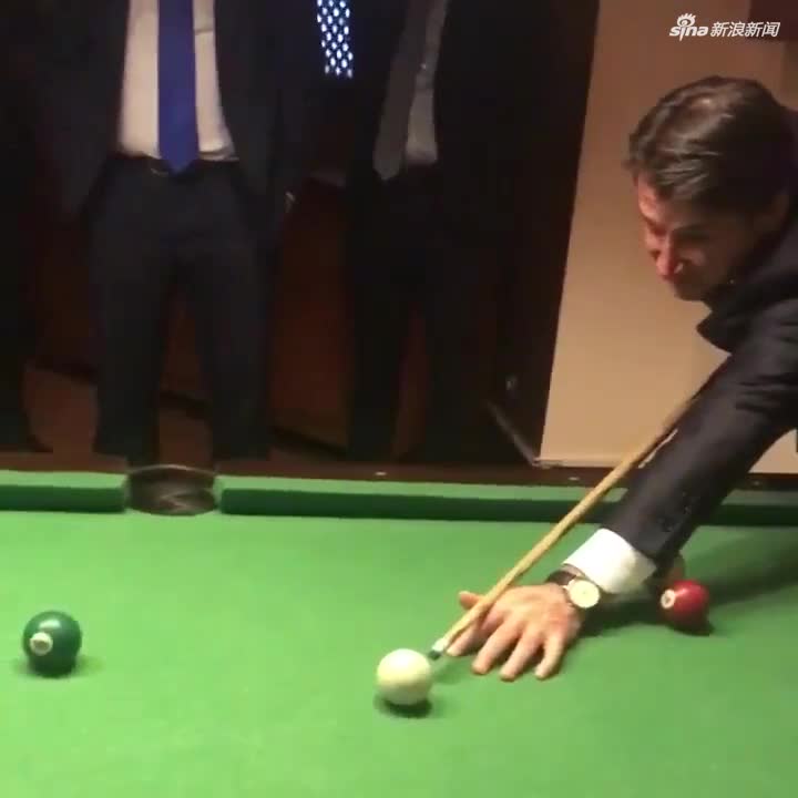 视频：意大利总理教英国首相打桌球 首相摆好姿势却