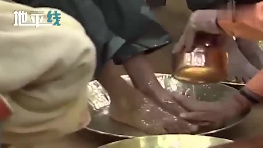 视频|印度总理亲自为环卫工“洗脚”：俯身倾倒热水