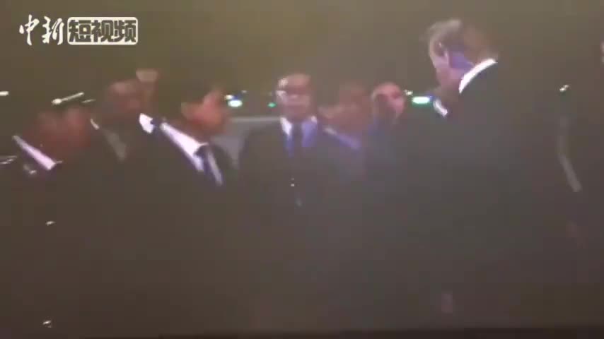 视频-特朗普抵达河内 下榻酒店附近大批民众迎接、