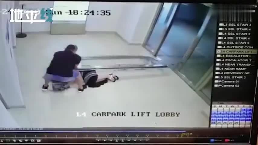 视频：女子等电梯被倒塌玻璃门砸中 瞬间倒地不起