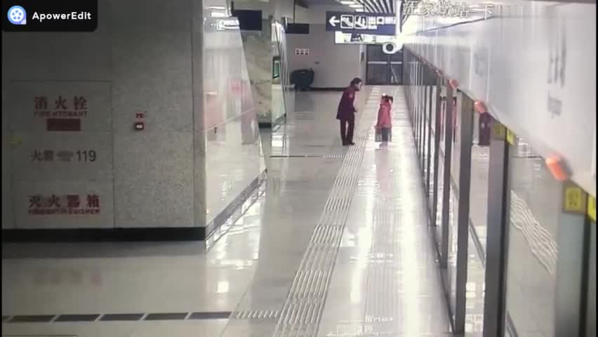 视频|笑哭！6岁女儿坑妈后求助：我把妈妈忘在站台