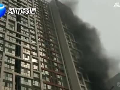 郑州一小区30层突发大火，引燃违建！人员紧急撤离
