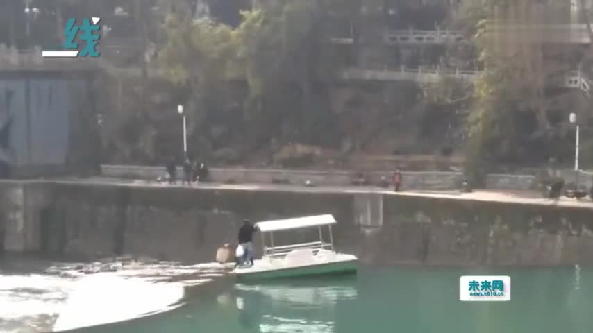 视频：游船突发意外两男子孤独一掷弃船逃生 三秒后