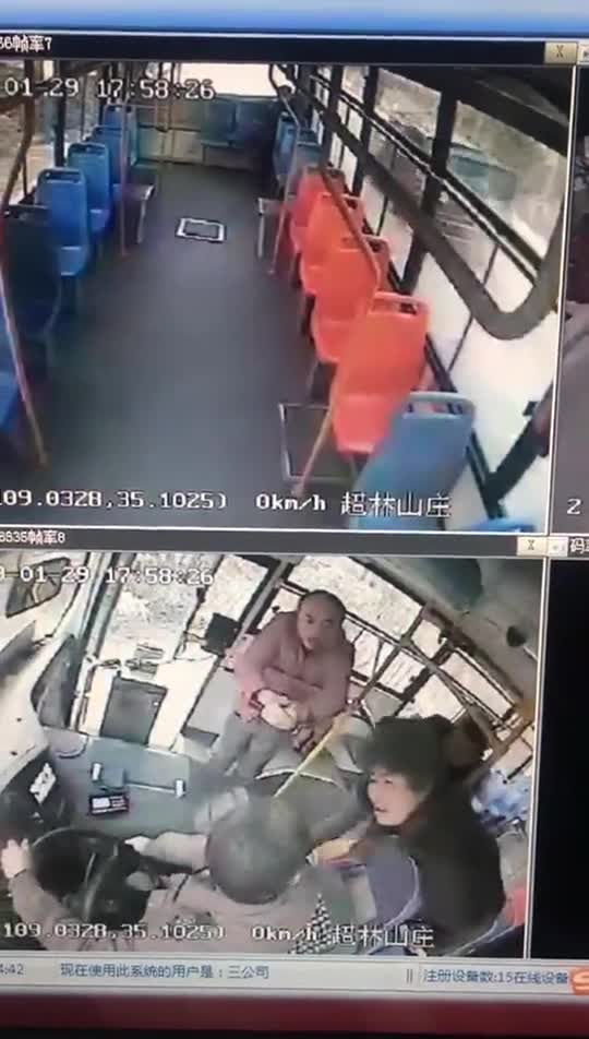 视频：陕西一公交司机劝阻女乘客吸烟 遭对方从身后