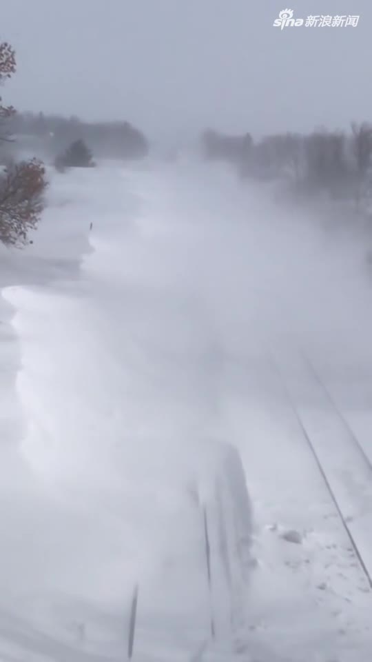 视频：壮观！火车穿越巨大雪堆 激起千层雪花