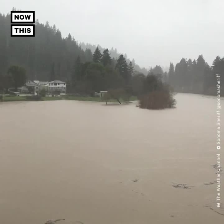 视频：美国加州遭洪水袭击 城镇出入道路被淹成“孤