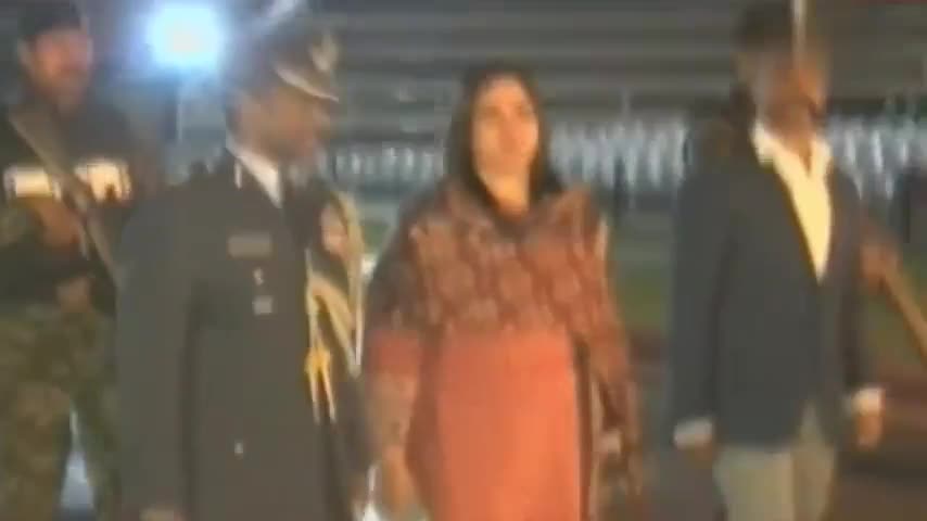 视频：被俘59小时后 印度飞行员已通过边境回国