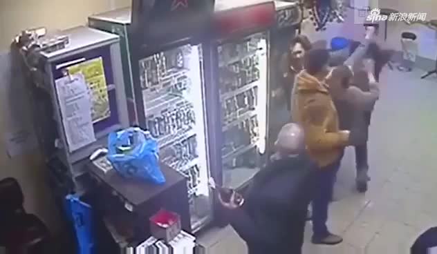视频-超帅气！俄罗斯柔弱女售货员一拳击倒暴力醉酒