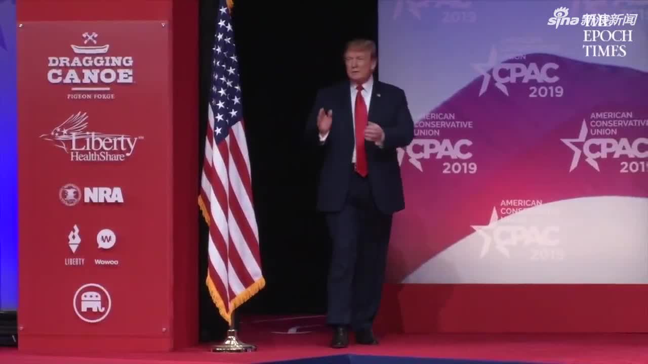 视频-特朗普开讲前拥抱国旗 似孩童摇晃“撒娇”