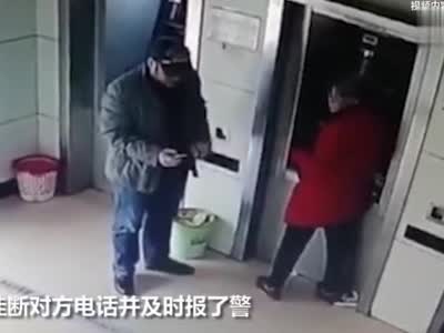视频：男子ATM机旁抢老人手机？真相其实很暖心
