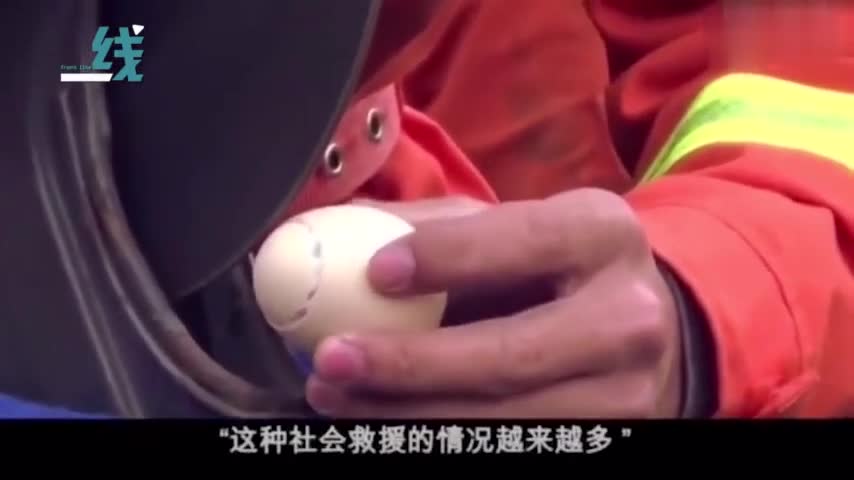 视频：遇棘手事故怎么办？消防员训练“给鸡蛋动手术