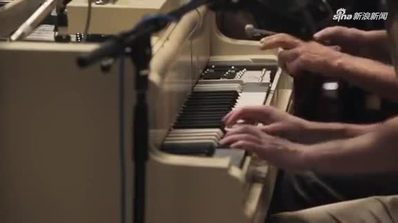 视频-乐队改造古董成超级钢琴 集20种乐器于一身