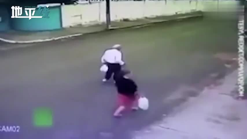 视频：老妇遭抢劫被拽倒在地 路边大爷挺身而出“2
