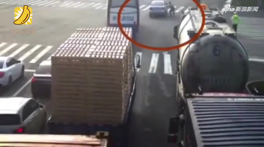 视频：连续加班后女子开车途中昏厥 油罐车司机冲下