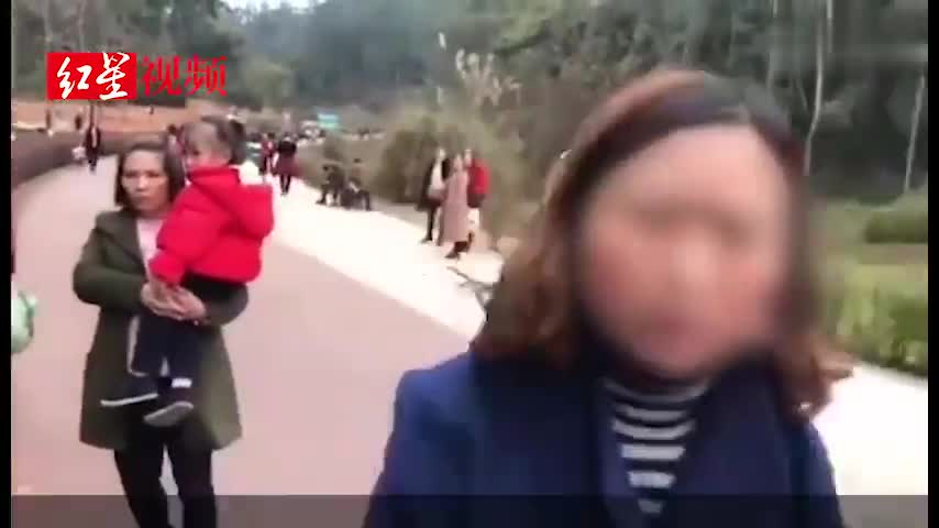 视频-两女子公园摘菜被阻 大骂拍摄者：关你什么事