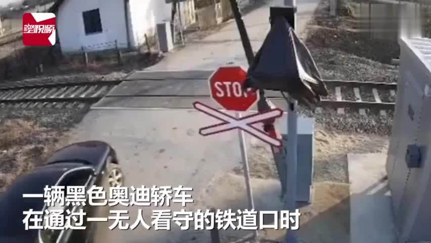 视频-汽车抢过铁道口下一秒惨遭火车“削头” 车主