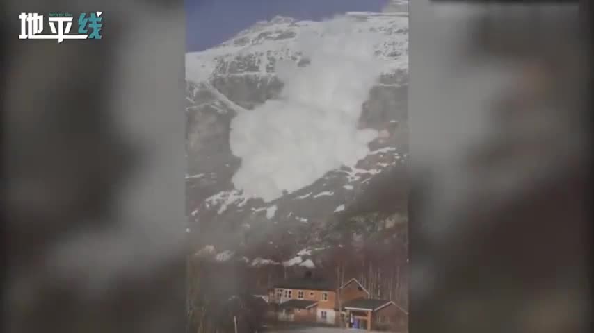 视频-雪崩朝自己的房子袭来 女子淡定拍视频