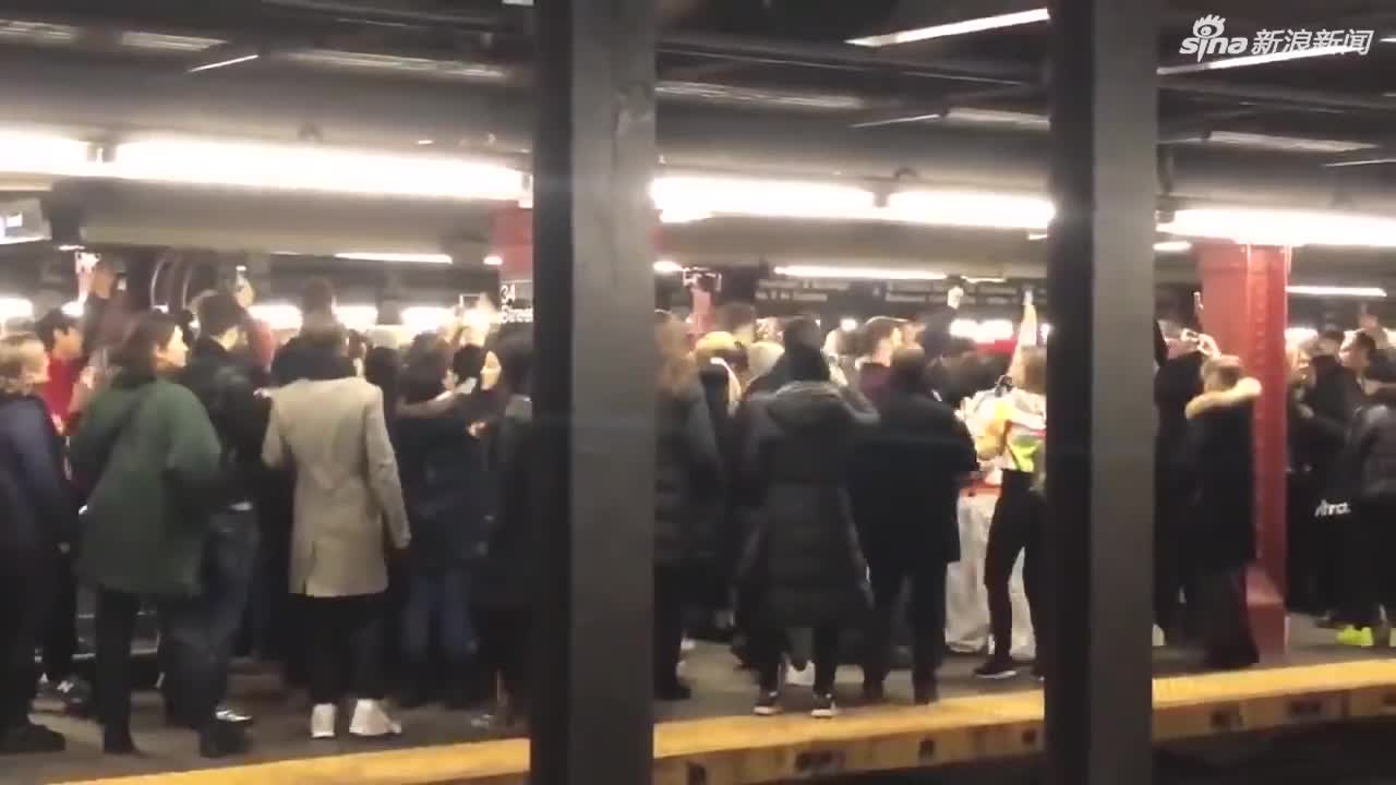 视频：演唱会散场后歌迷意犹未尽 在地铁站继续欢唱