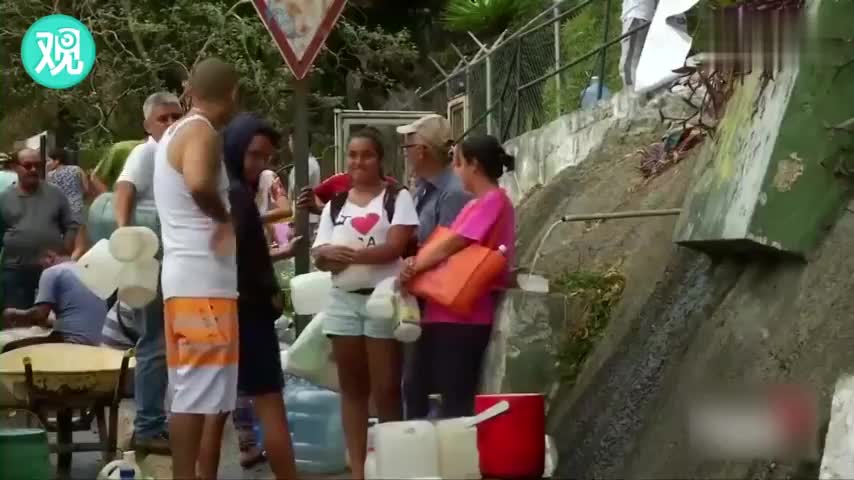 视频：委内瑞拉持续停电供水受影响 民众从下水道取