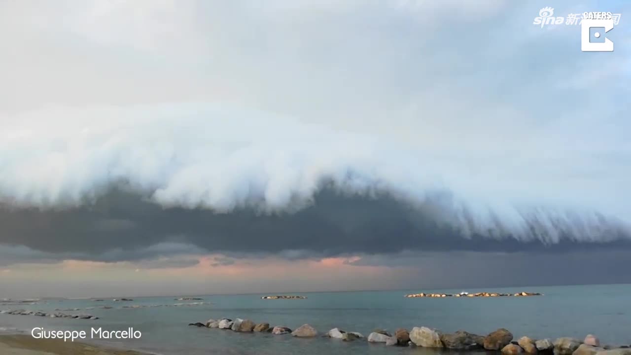 视频-壮观！意大利现滩云奇观 厚重云墙直压海面