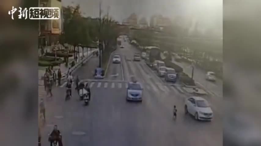 视频-杭州三岁娃冲向车流千钧一发 监控拍下其获救