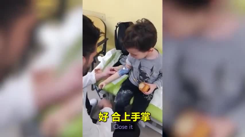 视频：4岁截肢男孩第一次装假肢 反应令人动容